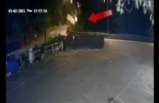 Va chạm với ô tô tải trên đèo Bảo Lộc, xe container lao xuống vực sâu