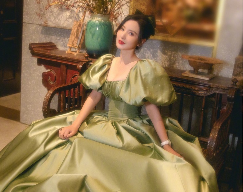 Hoa hậu Hoàn vũ Trung Quốc nhập viện vì mặc váy bó sát