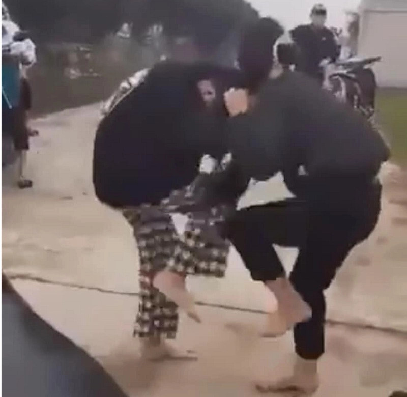 Nữ sinh đánh nhau, bạn bè quay clip đăng lên mạng xã hội