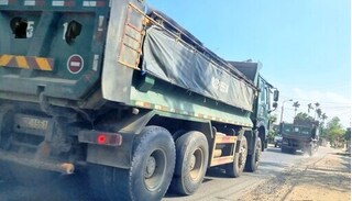 Quảng Nam: Xe quá tải lộng hành trên đường dân sinh