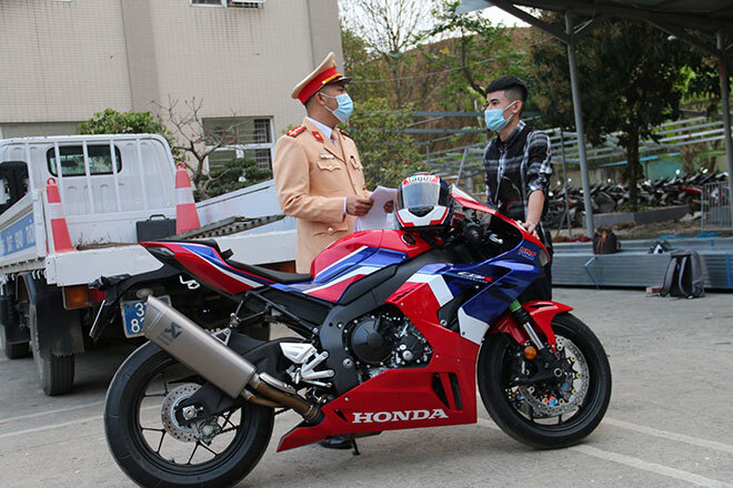 Trần tình của thanh niên phóng mô tô tốc độ 299km/h trên Đại lộ Thăng Long