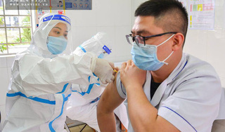 Điện Biên: Tiêm vắc xin phòng Covid-19 cho 80 y, bác sĩ, nhân viên y tế