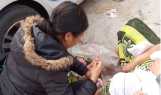 Nghệ An: Sản phụ không kịp đến trung tâm y tế, sinh con ngay vệ đường