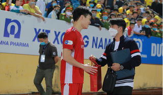 Hoàng Đức được trợ lý thầy Park tặng quà gì sau trận thắng Nam Định?