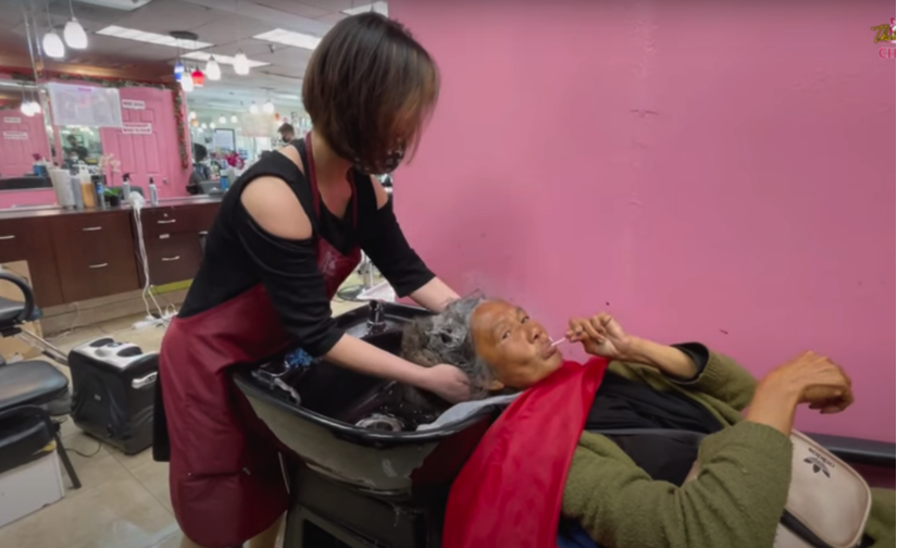 Ca sĩ Kim Ngân chịu gỡ tóc rối, gội đầu… sau mấy chục năm sống kiếp ăn xin ở Mỹ