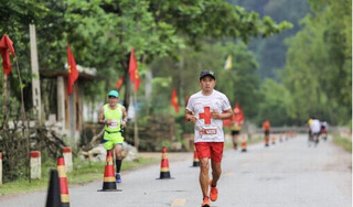 Ông Đoàn Ngọc Hải giành huy chương trong giải marathon tại Quảng Bình