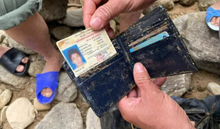 Hình ảnh rơi nước mắt về nạn nhân mất tích tại Rào Trăng: Chiếc ví lấm lem bùn đất, chiếc xe máy bị cuộn nát dưới lòng sông
