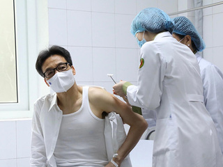 Phó Thủ tướng Vũ Đức Đam tiêm thử nghiệm vắc-xin phòng COVID-19 “made in Vietnam”