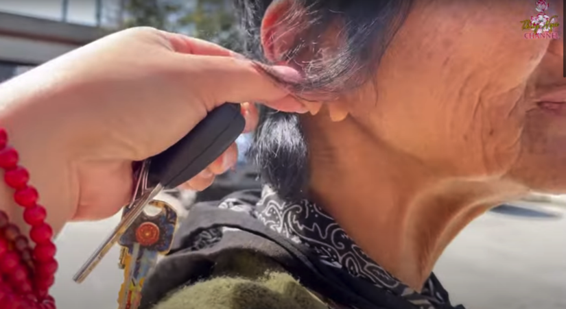 Ca sĩ Kim Ngân sống lang thang tại Mỹ tiết lộ bị kẻ xấu cắt một bên tai