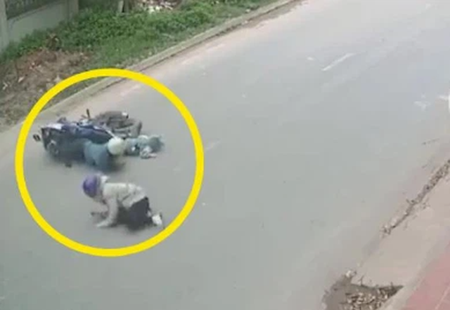 2 vợ chồng cùng con nhỏ đèo nhau trên xe máy bỗng ngã văng xuống đường, vệt đỏ trên cổ hé lộ nguyên nhân hãi hùng
