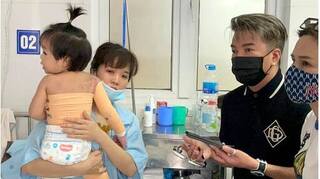 Mr. Đàm đến bệnh viện làm điều đặc biệt cho bé gái 3 tuổi bị bỏng nặng không tiền cứu chữa