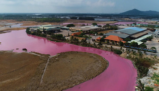 Cận cảnh đầm nước màu hồng vì bị 