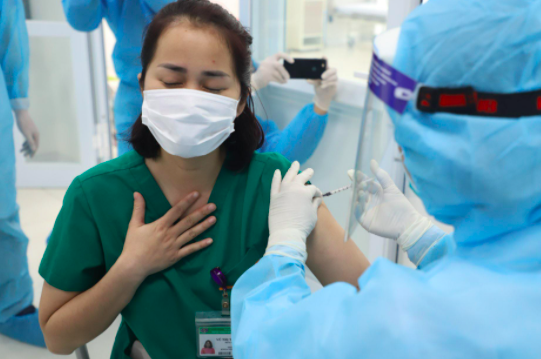 Hơn 52.000 người Việt tiêm vaccine COVID-19 sau 26 ngày triển khai