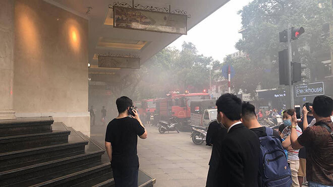 Ô tô bốc cháy trong hầm trung tâm thương mại nổi tiếng nằm giữa phố cổ Hà Nội