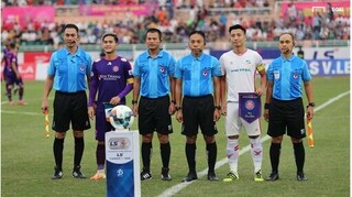 Sự ‘nuông chiều’ của trọng tài làm hỏng V.League