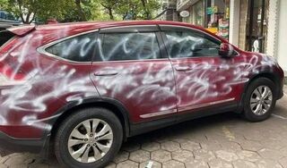 Đỗ xe chắn cửa hàng, ô tô Honda CR-V bị phun sơn trắng kèm dòng chữ “làm ơn đỗ xe có ý thức”
