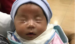 Hà Nội: Phát hiện bé gái sơ sinh bị bỏ rơi trước cổng nhà dân trong chiếc thùng giấy