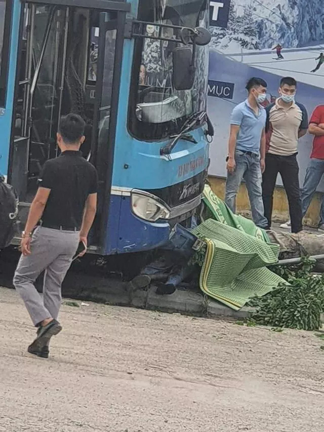 Nhân chứng kể lại vụ xe buýt lao lên vỉa hè, tông chết người đi bộ ở Hà Nội