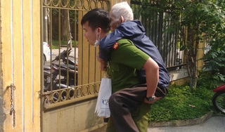 Xúc động hình ảnh các chiến sĩ công an giúp các cụ già đi làm căn cước công dân ở Huế