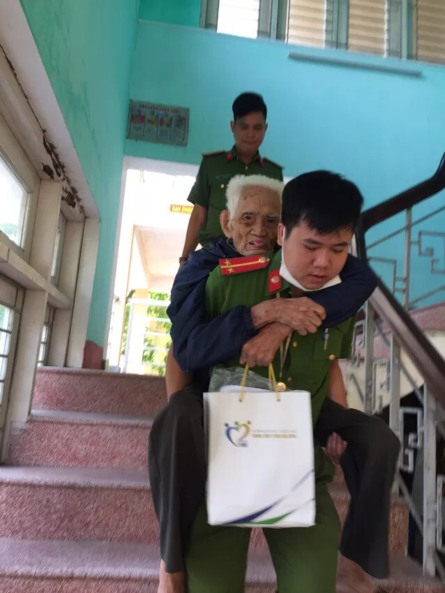 Xúc động hình ảnh các chiến sĩ công an giúp các cụ già đi làm căn cước công dân ở Huế