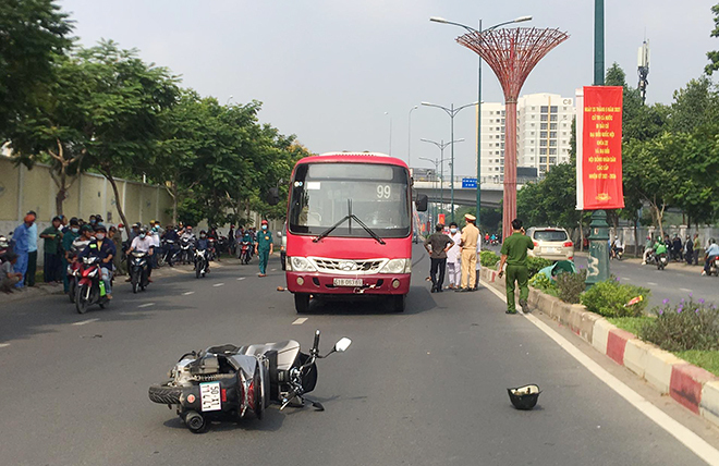 Nâng xe buýt, đưa thi thể người đàn ông mắc kẹt dưới gầm xe ra ngoài