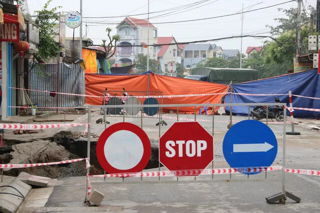Hố tử thần ở Hà Nội tiếp tục lan rộng, nhiều hộ dân phải di dời khẩn cấp