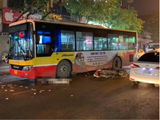 Hà Nội: Nam thanh niên thiệt mạng thương tâm sau va chạm với xe buýt