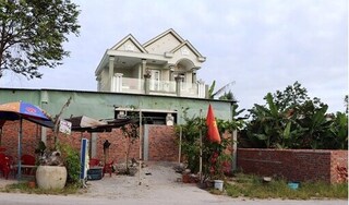 Cho rằng hàng xóm dọa trên Facebook, một gia đình ở Quảng Nam đã xây tường chắn cửa