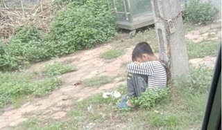 Lộ danh tính người xích cổ bé trai vào cột điện ven đường
