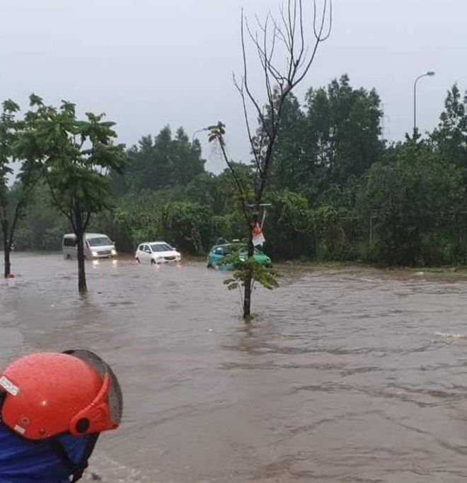 Ô tô, xe máy bơi trong biển nước trên Đại lộ Thăng Long sau trận mưa lớn