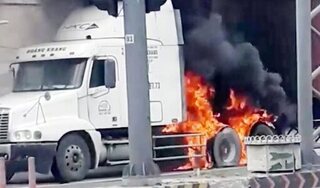 Xe container bốc cháy dữ dội ở TP Thủ Đức