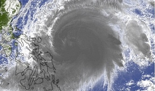 Siêu bão Surigae thay đổi cường độ, sức gió có thể đánh chìm tàu trọng tải lớn