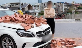 Hành động đẹp của nữ tài xế Mercedes sau khi bị xe xích lô chở gạch tông trúng