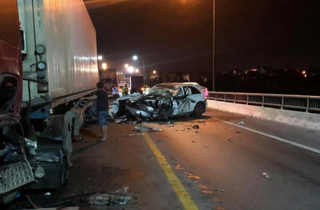 Mercedes GLC đâm hông xe tải trên cầu Quán Hàu, tài xế tử vong trên ghế lái