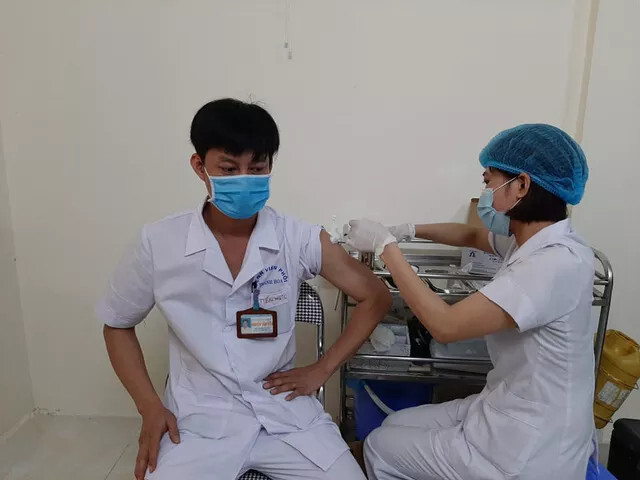 Thanh Hóa tiêm vaccine COVID-19 cho những y bác sĩ đầu tiên