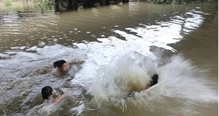 Quảng Ninh: Đi bơi cùng bạn, một học sinh lớp 7 chết đuối