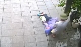 Nhân vật kéo lê người đàn ông bất tỉnh lên tiếng khi bị tố bỏ mặc nạn nhân dưới trời mưa lớn
