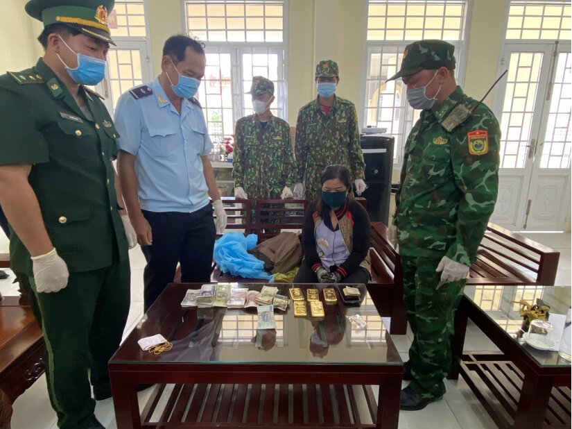 Bắt giữ người phụ nữ vận chuyển trái phép 5kg kim loại nghi vàng vào Việt Nam