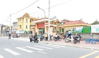 Hiệu trưởng trường có học sinh nhiễm Covid-19 ở Nam Định: 'Hãy vịn vai nhau để đi nếu mệt nhé!'