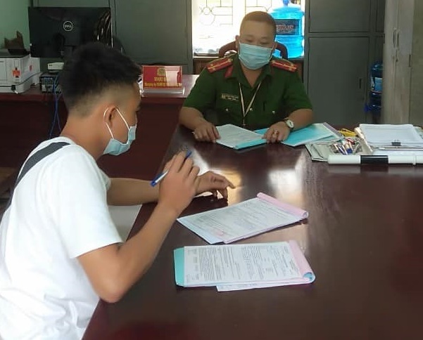 Nam thanh niên không đeo khẩu trang điều khiển xe máy 'thông chốt' kiểm soát dịch bệnh