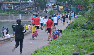 Bất chấp lệnh cấm phòng dịch Covid-19, người Hà Nội vẫn đổ ra công viên 
