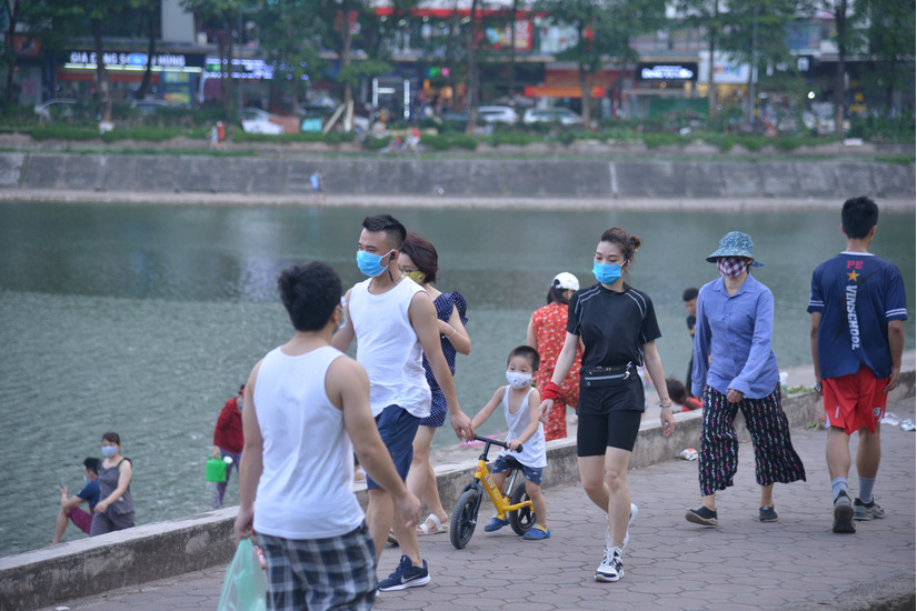 Bất chấp lệnh cấm phòng dịch Covid-19, người Hà Nội vẫn đổ ra công viên trổ tài hát karaoke, tập thể dục