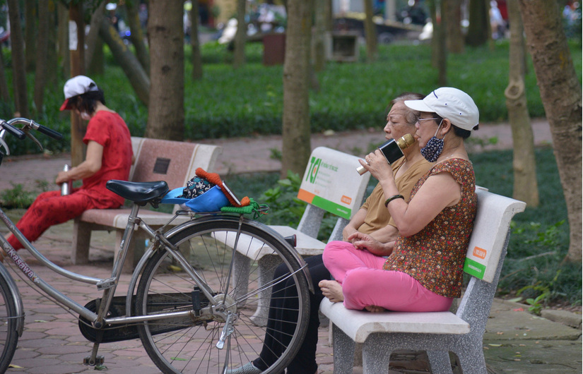 Bất chấp lệnh cấm phòng dịch Covid-19, người Hà Nội vẫn đổ ra công viên trổ tài hát karaoke, tập thể dục