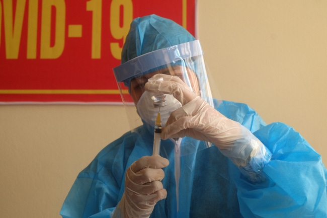 Đà Nẵng: Nữ điều dưỡng sốc phản vệ, thở máy sau khi tiêm vắc xin Covid-19