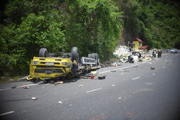 Xe tải tông lan can rồi lật ngửa khi đổ đèo Cù Mông, 2 người tử vong tại chỗ