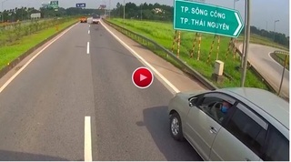 CSGT nói về tranh luận tài xế lùi xe Innova trên cao tốc Hà Nội - Thái Nguyên là 