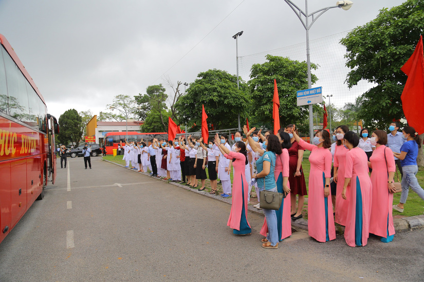 200 nhân viên y tế Quảng Ninh lên đường chi viện Bắc Giang chống dịch Covid-19