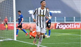 Ronaldo lần đầu tiên vui vẻ khi bị Pirlo cho 