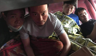 Nóng: CSGT Đồng Nai phát hiện 5 người Trung Quốc trốn trong thùng xốp trên xe khách