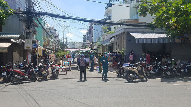 Phong tỏa, cách ly 300 người dân quận Bình Tân vì có F1 của ca dương tính Covid-19 ở quận 3